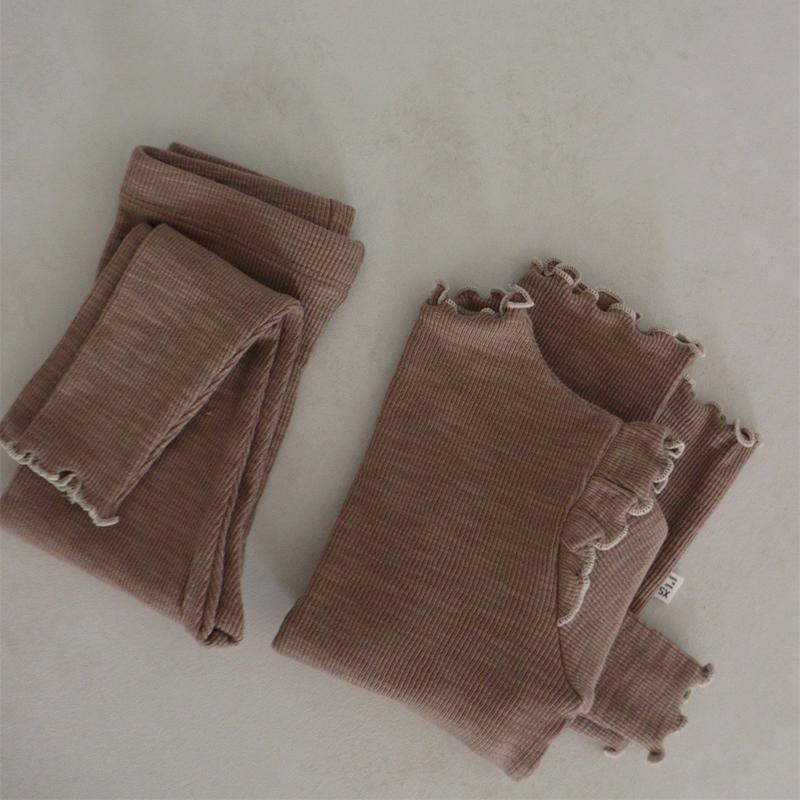 Completo a costine con maglia e leggings