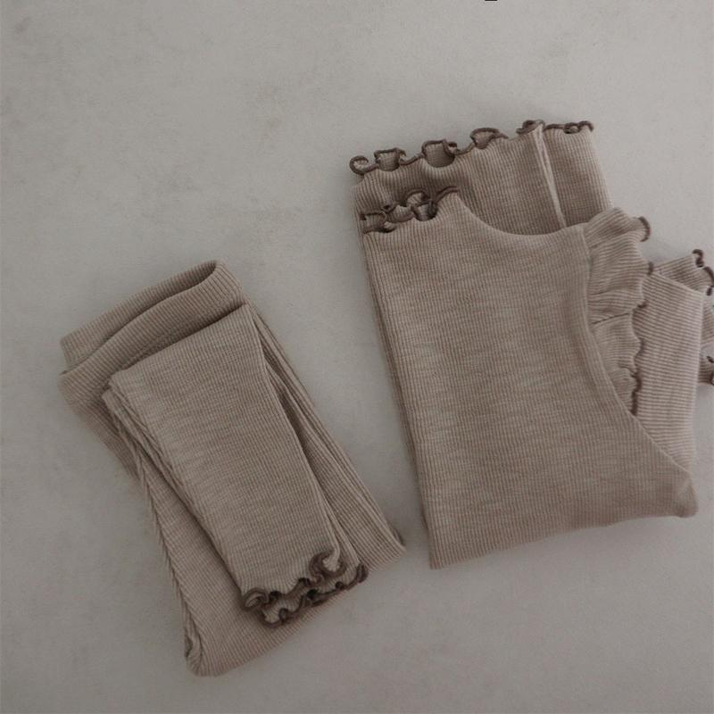 Completo a costine con maglia e leggings