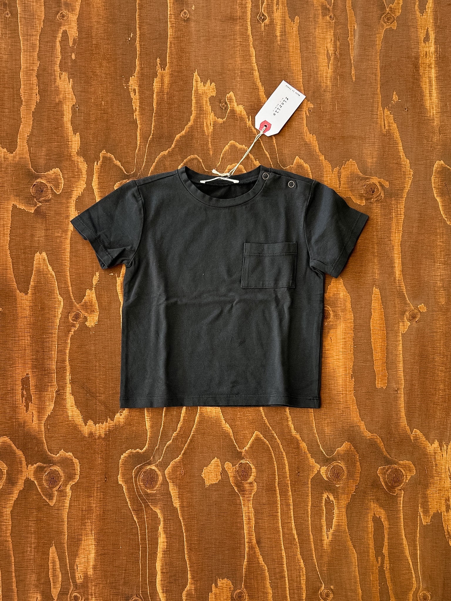 T-shirt nera con taschino