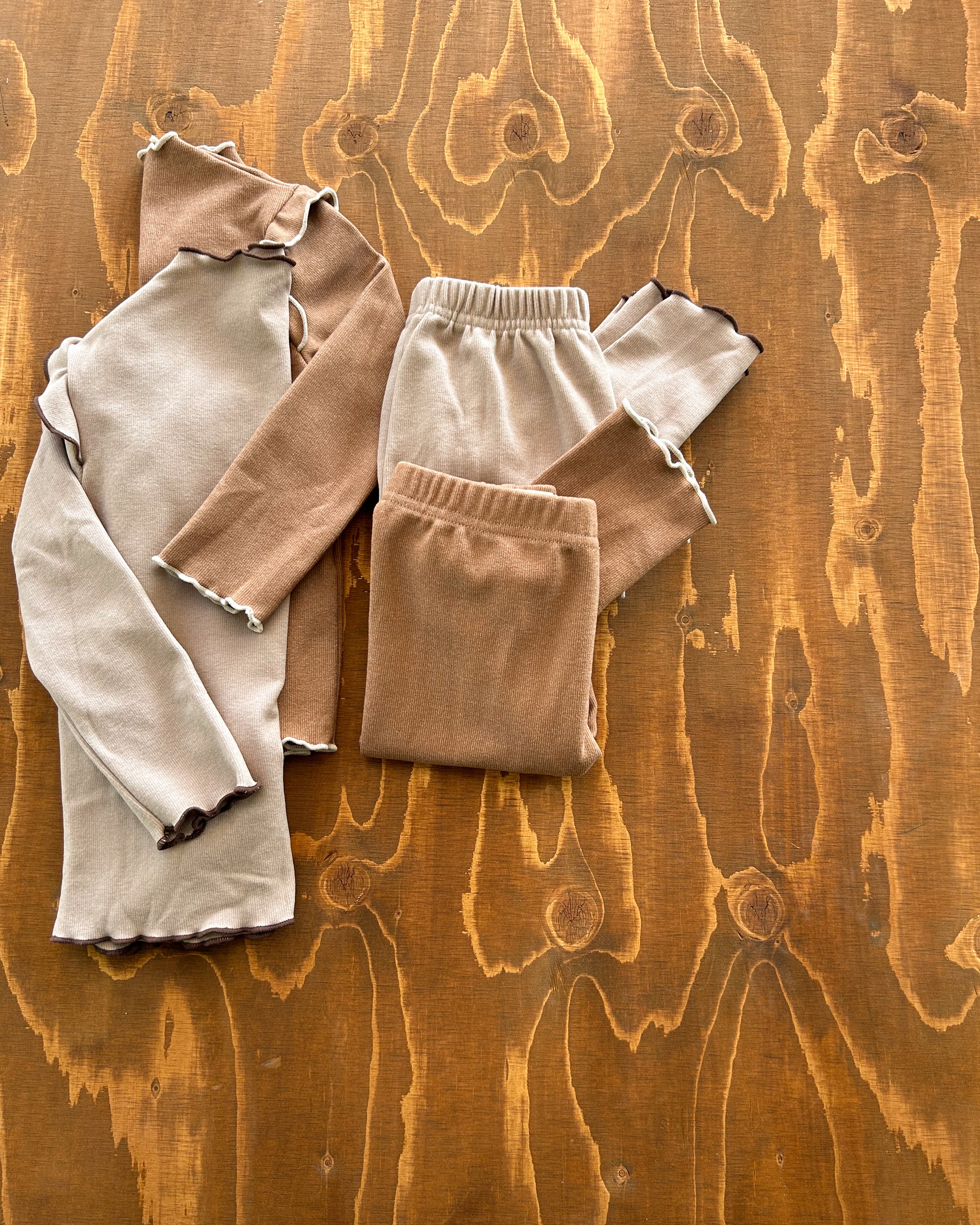 Completo a costine con maglia e leggings