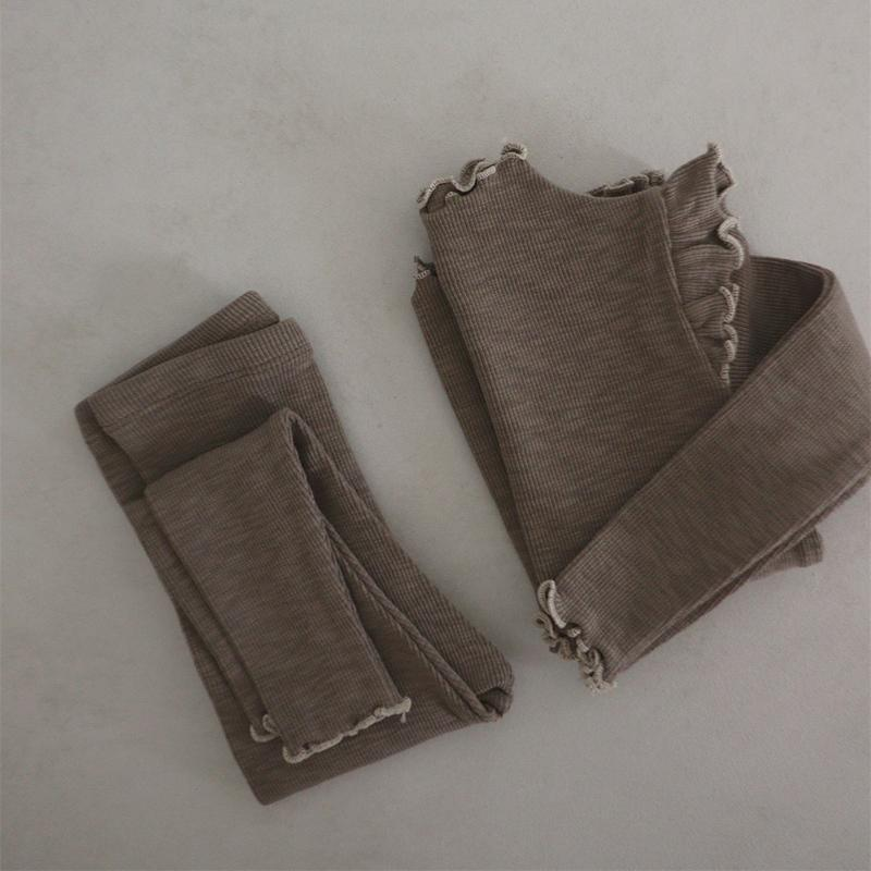 Completo a costine con maglia e leggings