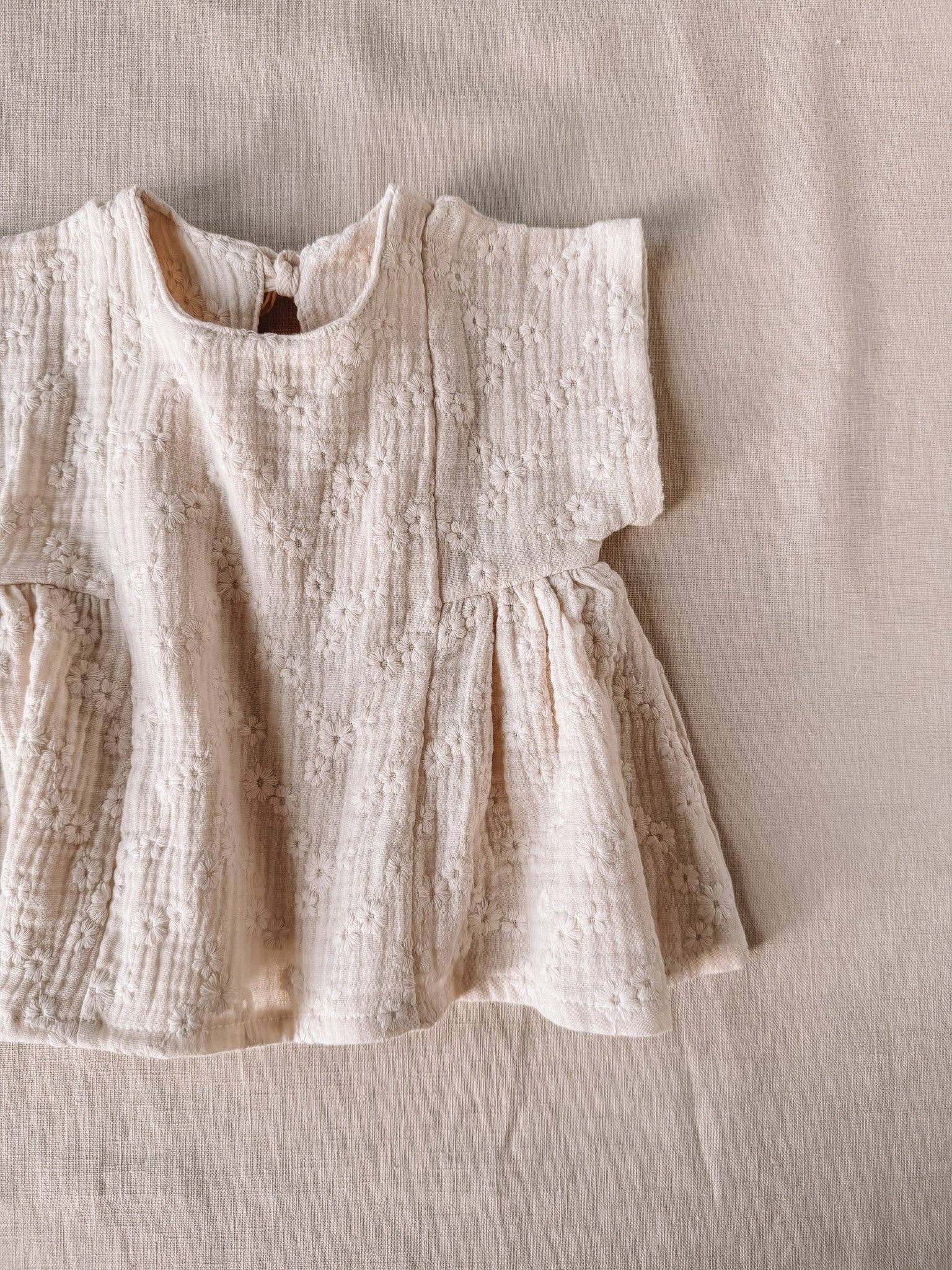 Vestitino in mussola ricamata
